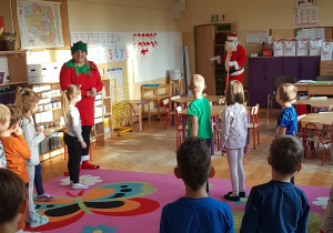 Dzieci wraz z Elfem witają Mikołaja.